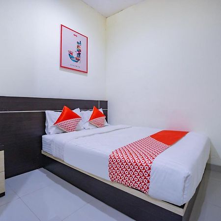 Oyo 2357 Syariah Grand Raudhah Hotel Джакарта Екстериор снимка