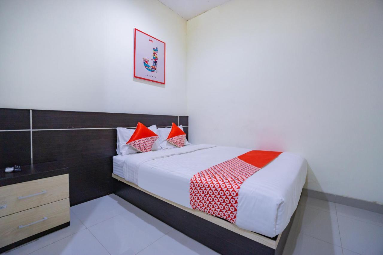 Oyo 2357 Syariah Grand Raudhah Hotel Джакарта Екстериор снимка