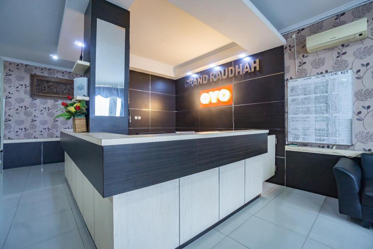 Oyo 2357 Syariah Grand Raudhah Hotel Джакарта Екстериор снимка
