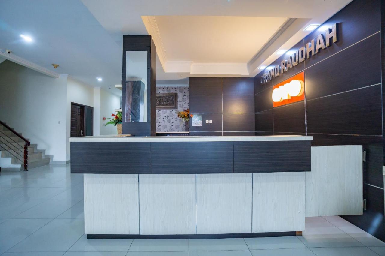 Oyo 2357 Syariah Grand Raudhah Hotel Джакарта Екстериор снимка