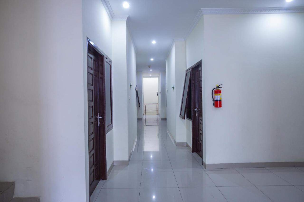 Oyo 2357 Syariah Grand Raudhah Hotel Джакарта Екстериор снимка