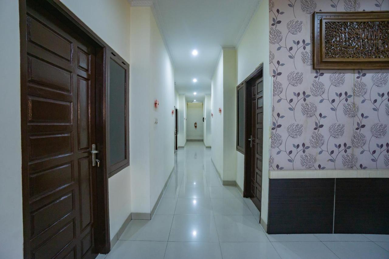 Oyo 2357 Syariah Grand Raudhah Hotel Джакарта Екстериор снимка