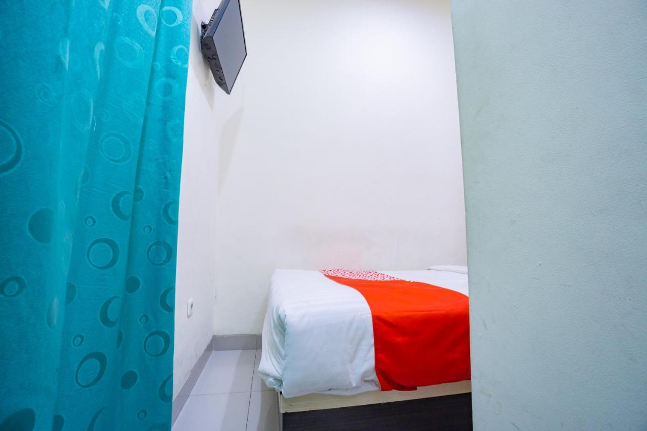 Oyo 2357 Syariah Grand Raudhah Hotel Джакарта Екстериор снимка