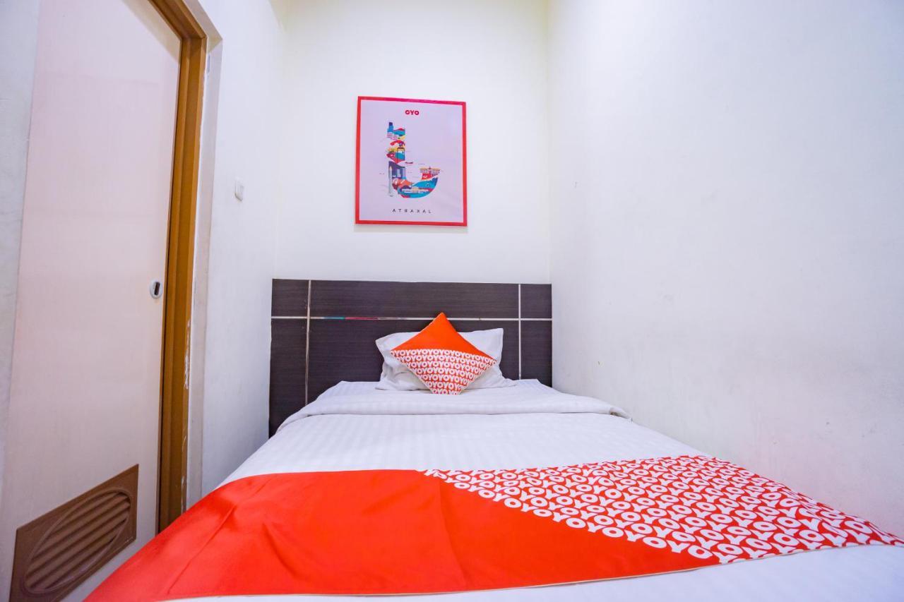 Oyo 2357 Syariah Grand Raudhah Hotel Джакарта Екстериор снимка