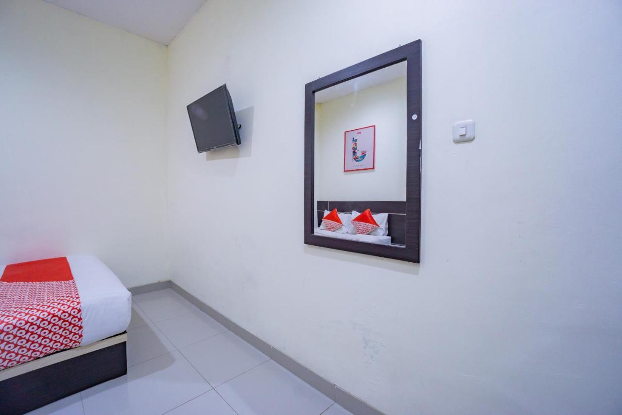 Oyo 2357 Syariah Grand Raudhah Hotel Джакарта Екстериор снимка