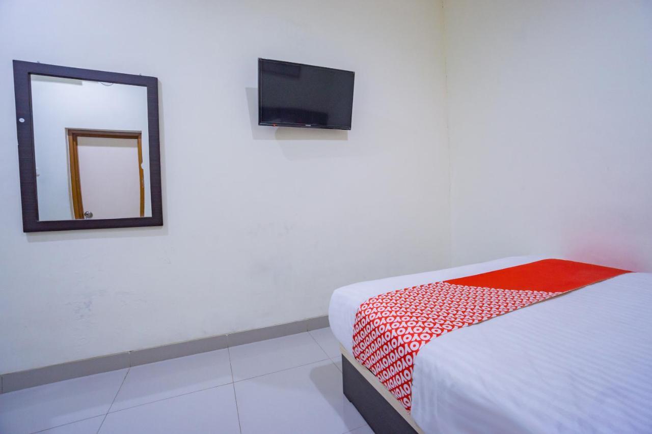 Oyo 2357 Syariah Grand Raudhah Hotel Джакарта Екстериор снимка