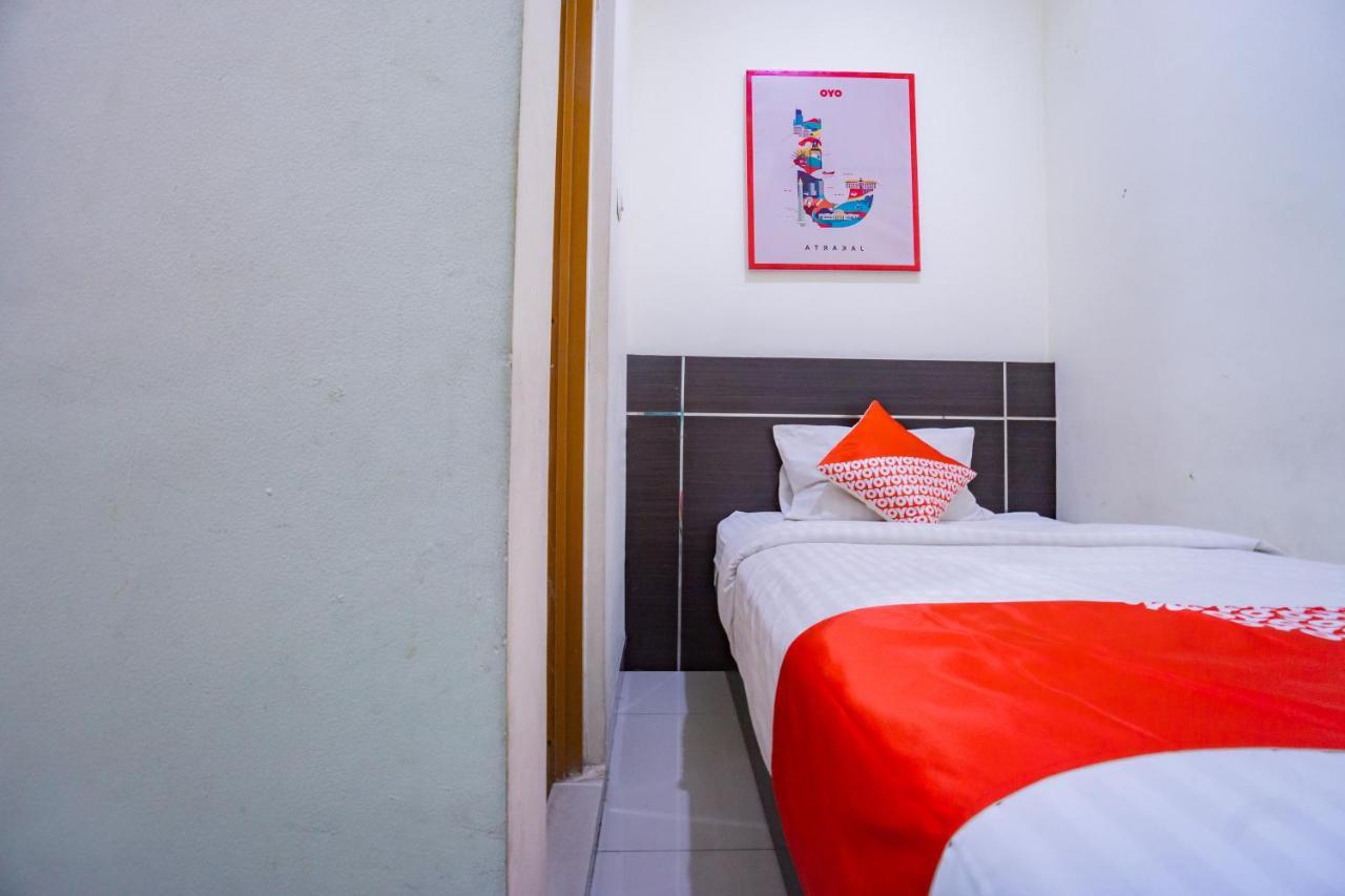 Oyo 2357 Syariah Grand Raudhah Hotel Джакарта Екстериор снимка