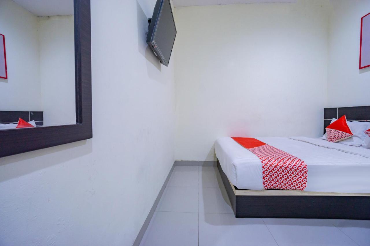 Oyo 2357 Syariah Grand Raudhah Hotel Джакарта Екстериор снимка