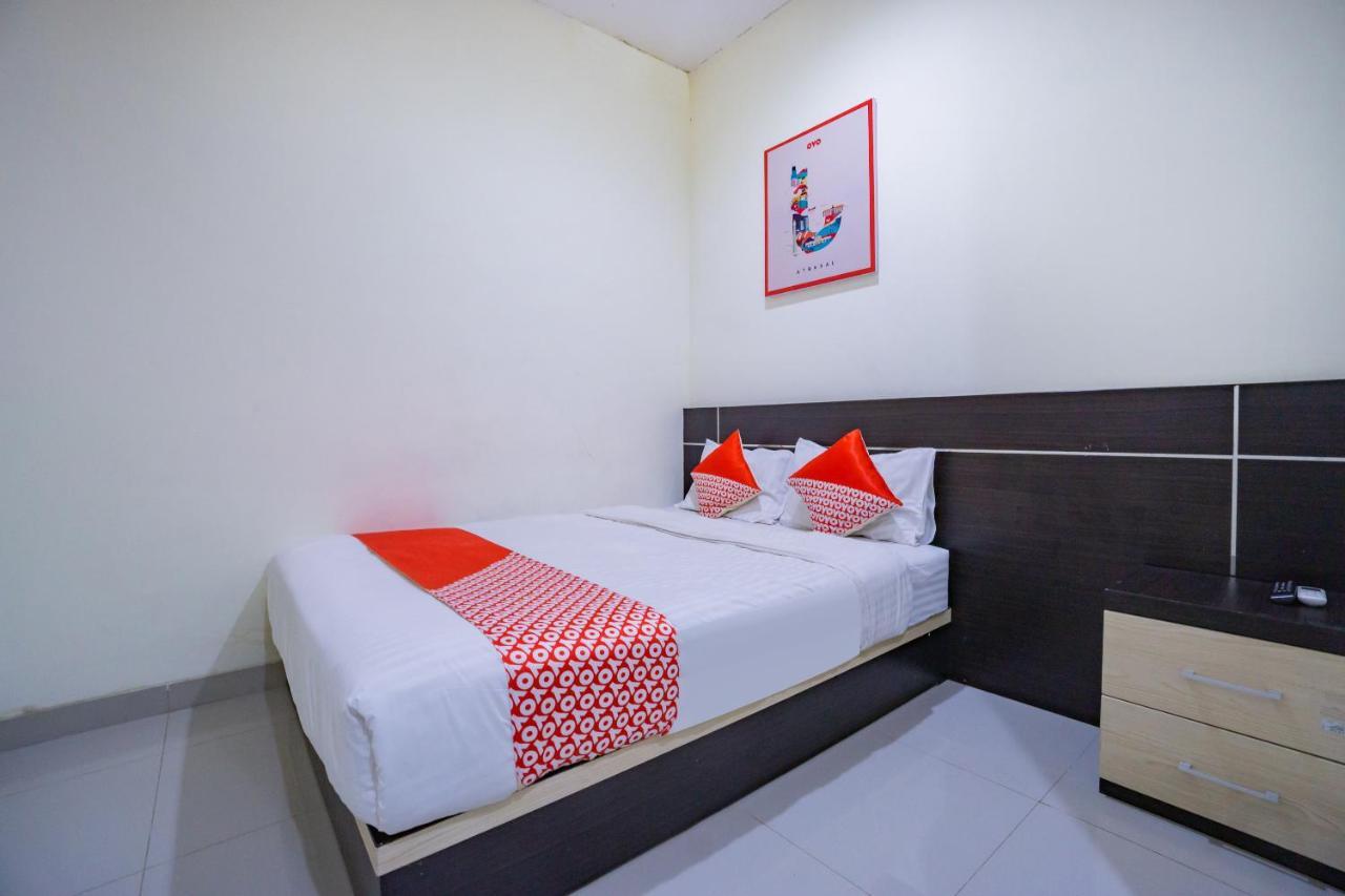Oyo 2357 Syariah Grand Raudhah Hotel Джакарта Екстериор снимка