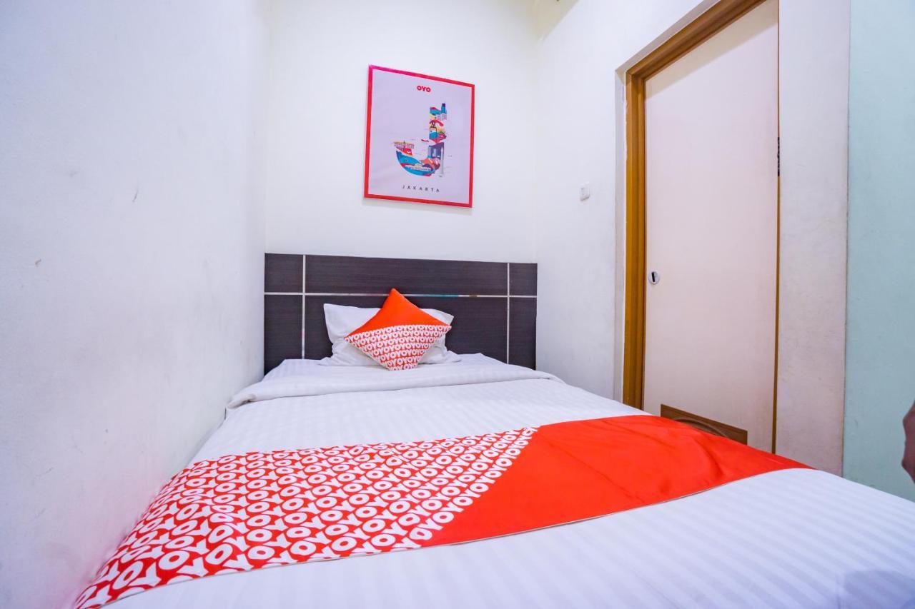 Oyo 2357 Syariah Grand Raudhah Hotel Джакарта Екстериор снимка