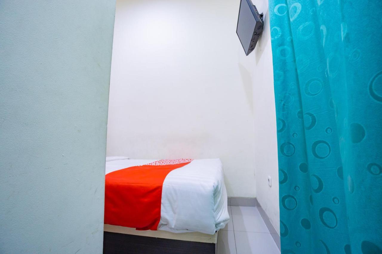 Oyo 2357 Syariah Grand Raudhah Hotel Джакарта Екстериор снимка