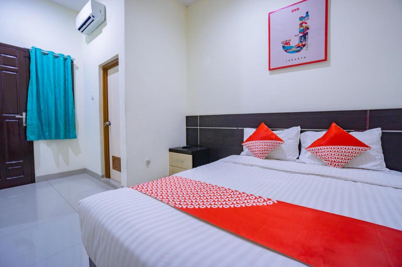Oyo 2357 Syariah Grand Raudhah Hotel Джакарта Екстериор снимка