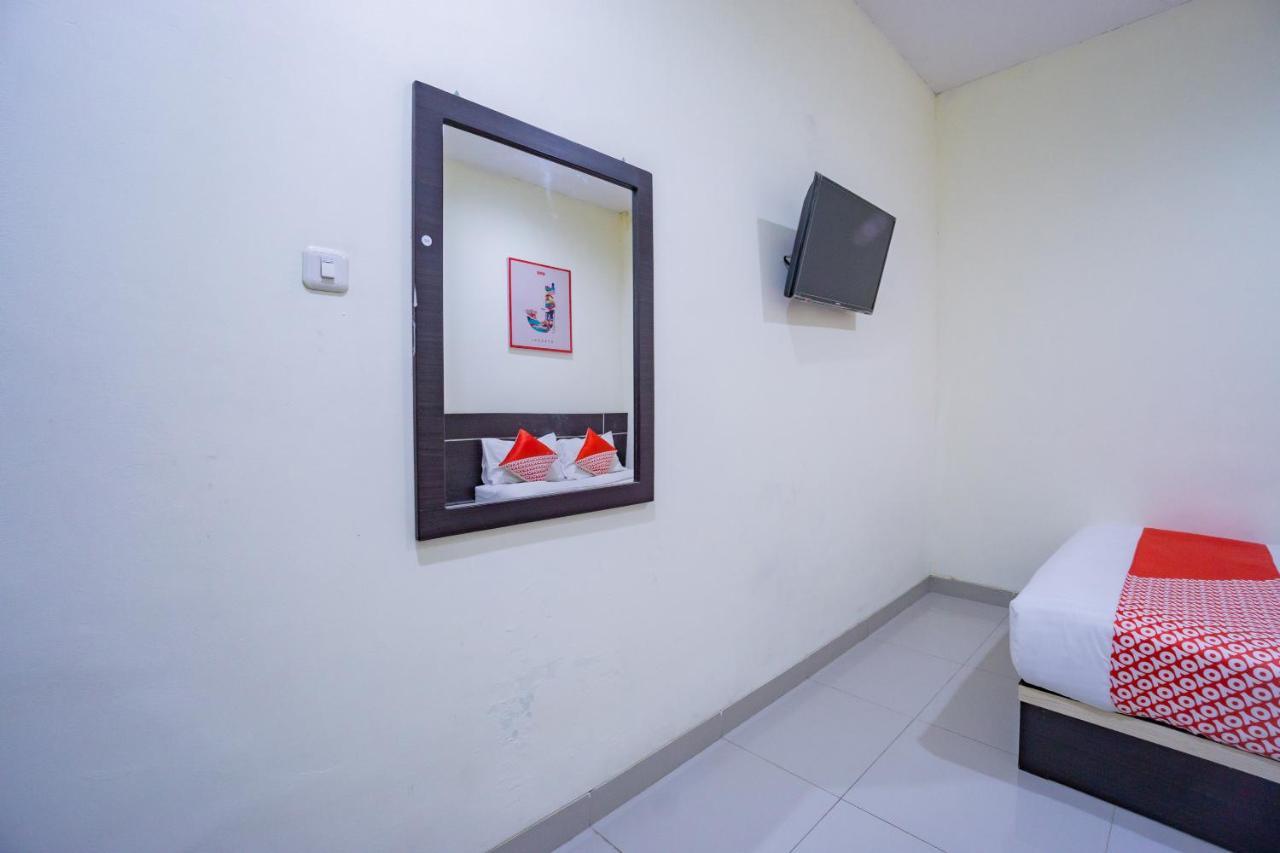 Oyo 2357 Syariah Grand Raudhah Hotel Джакарта Екстериор снимка