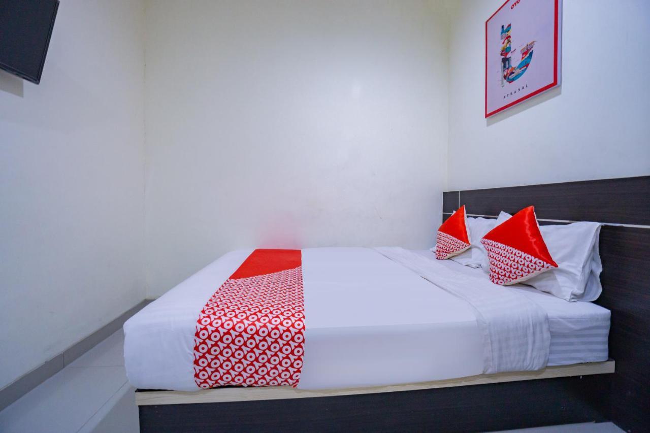 Oyo 2357 Syariah Grand Raudhah Hotel Джакарта Екстериор снимка