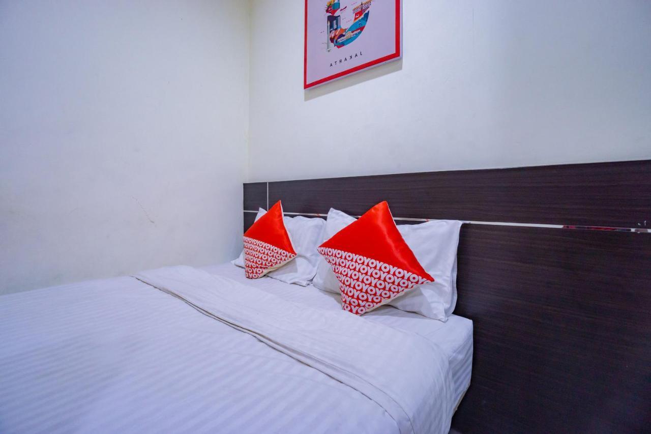 Oyo 2357 Syariah Grand Raudhah Hotel Джакарта Екстериор снимка