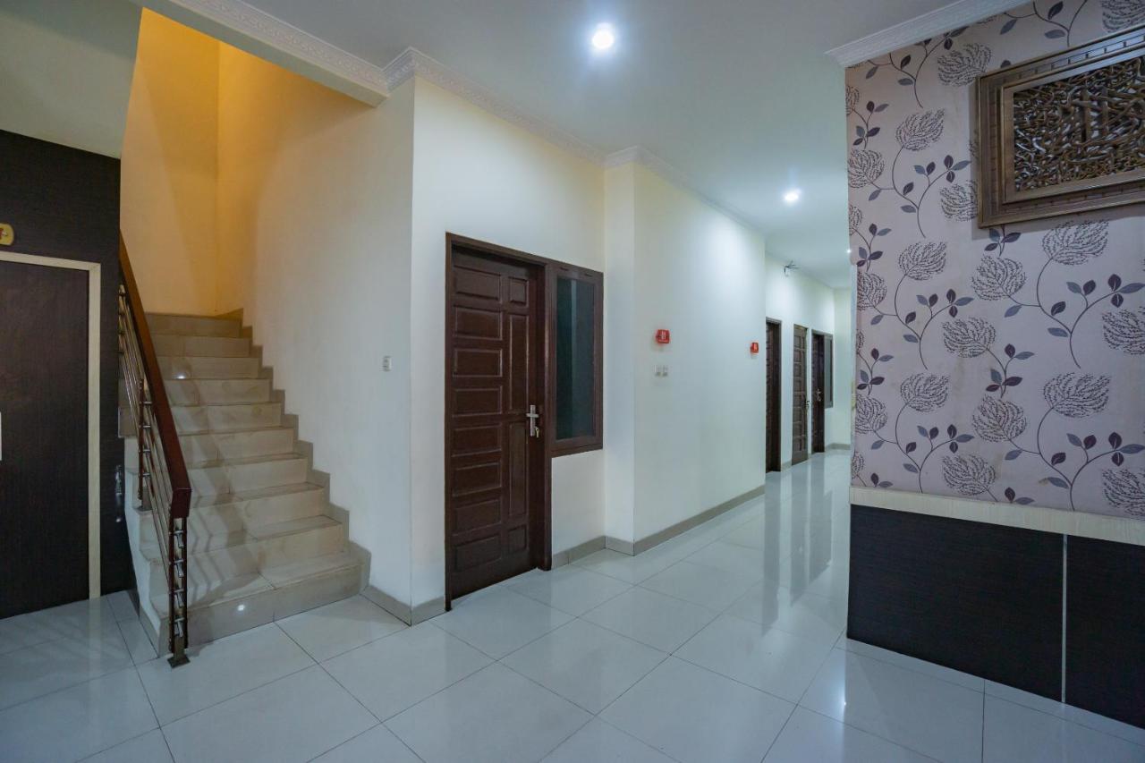 Oyo 2357 Syariah Grand Raudhah Hotel Джакарта Екстериор снимка