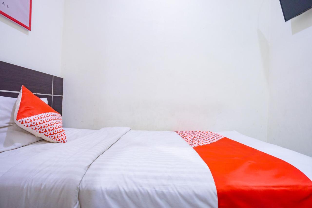 Oyo 2357 Syariah Grand Raudhah Hotel Джакарта Екстериор снимка