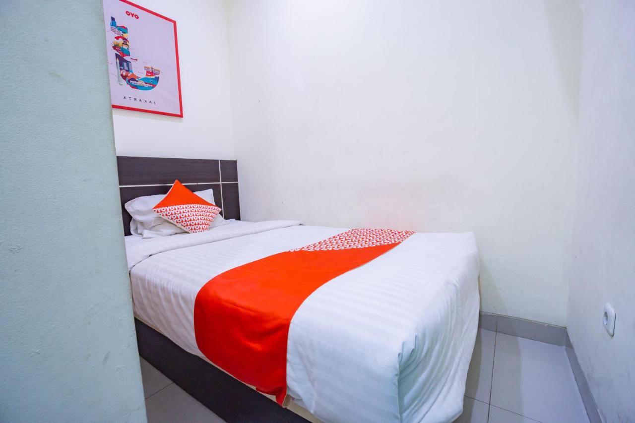 Oyo 2357 Syariah Grand Raudhah Hotel Джакарта Екстериор снимка