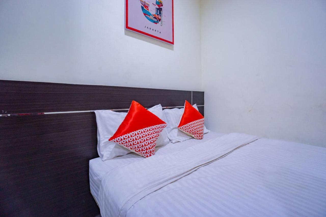 Oyo 2357 Syariah Grand Raudhah Hotel Джакарта Екстериор снимка