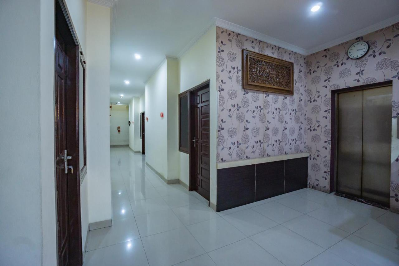 Oyo 2357 Syariah Grand Raudhah Hotel Джакарта Екстериор снимка