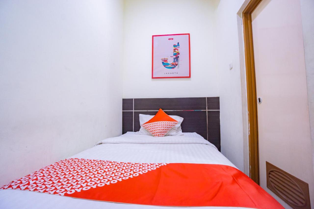 Oyo 2357 Syariah Grand Raudhah Hotel Джакарта Екстериор снимка