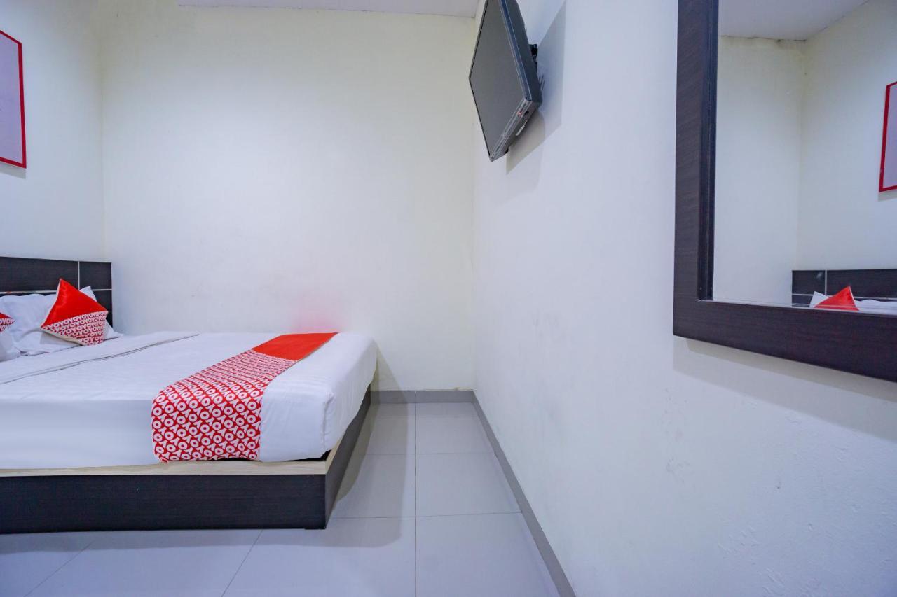 Oyo 2357 Syariah Grand Raudhah Hotel Джакарта Екстериор снимка