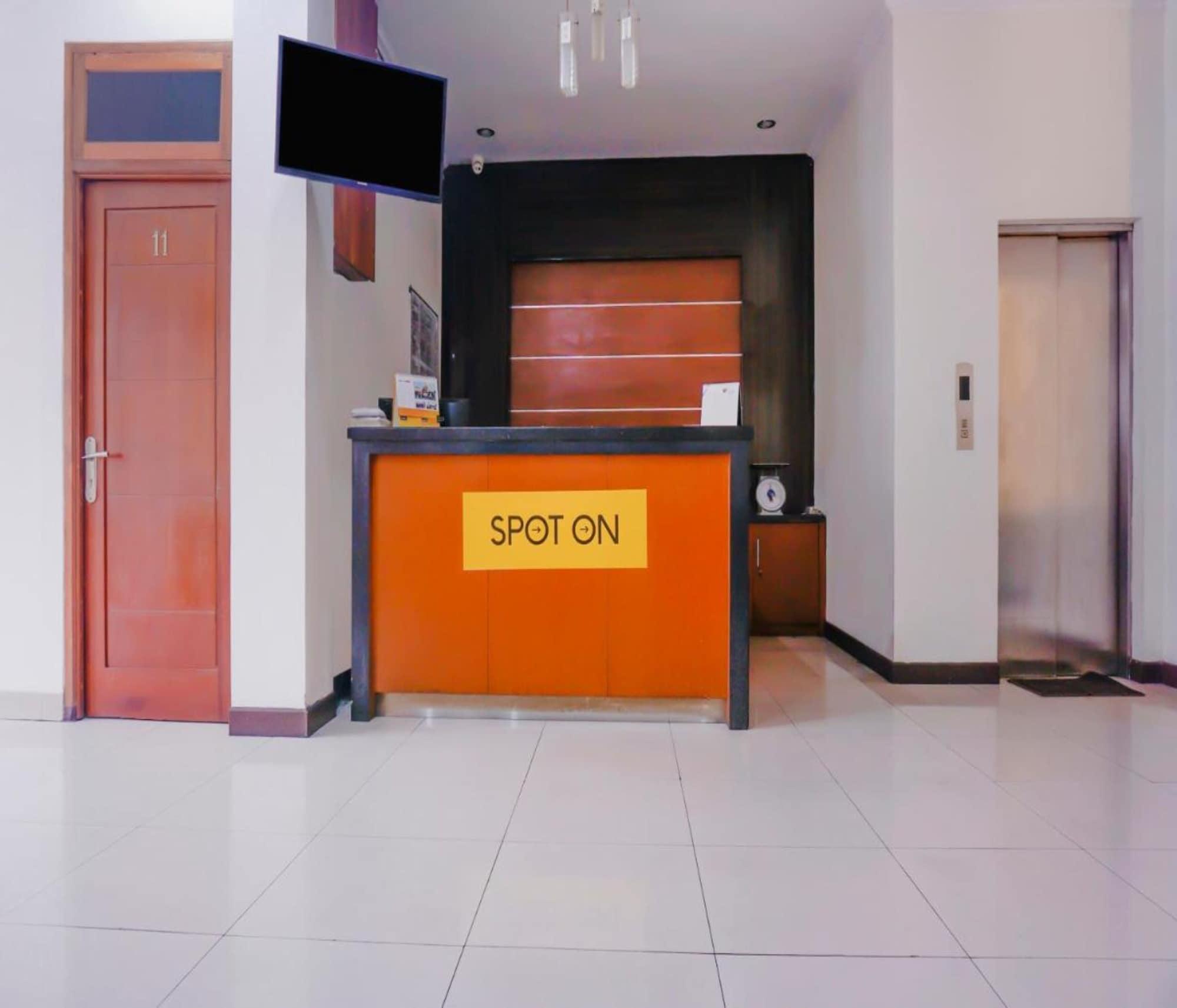 Oyo 2357 Syariah Grand Raudhah Hotel Джакарта Екстериор снимка