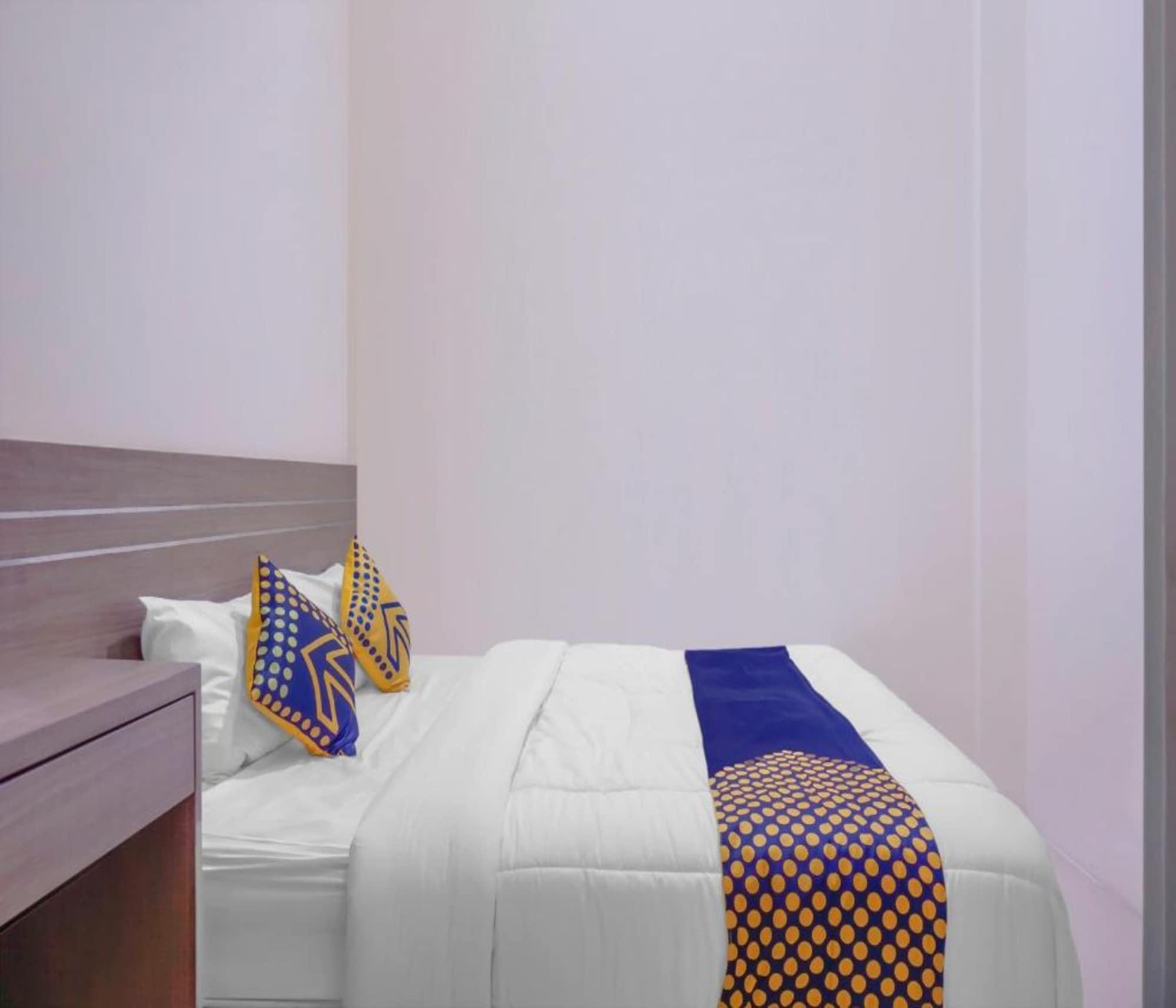 Oyo 2357 Syariah Grand Raudhah Hotel Джакарта Екстериор снимка