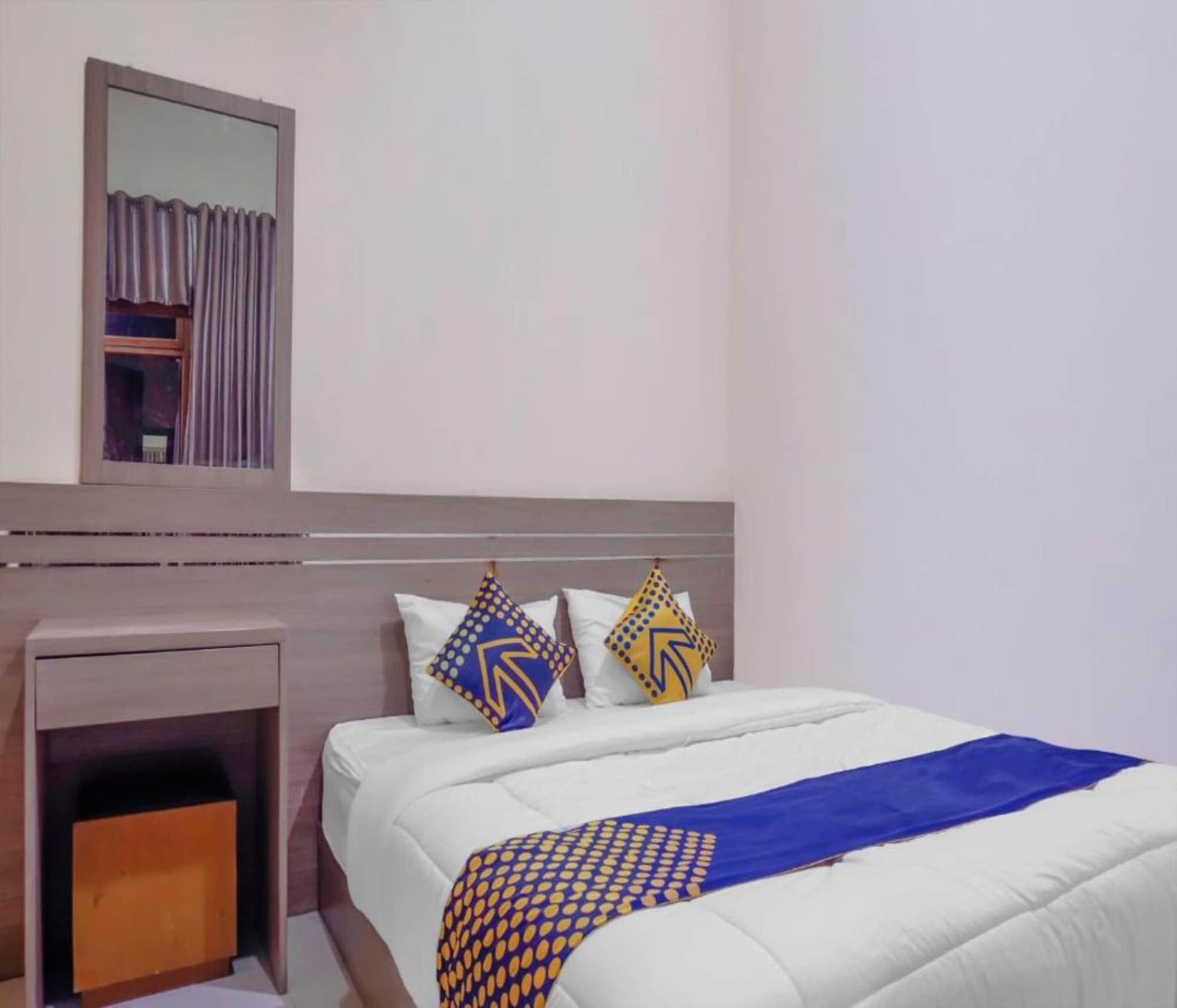 Oyo 2357 Syariah Grand Raudhah Hotel Джакарта Екстериор снимка
