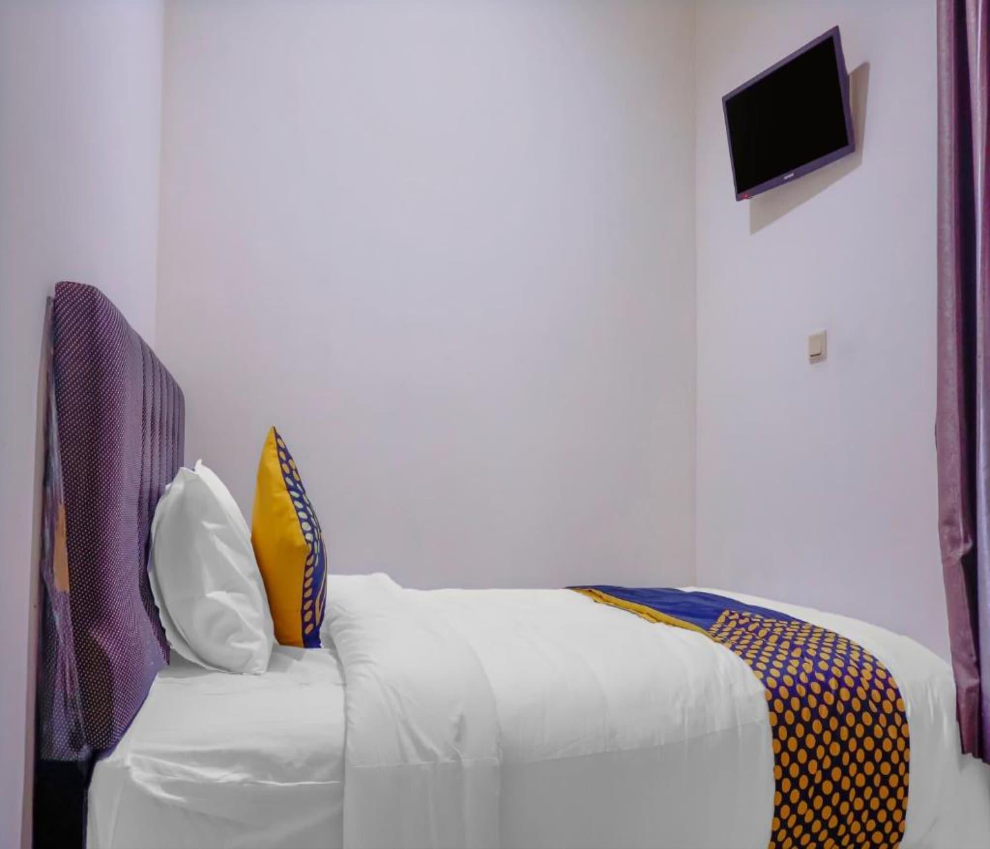 Oyo 2357 Syariah Grand Raudhah Hotel Джакарта Екстериор снимка