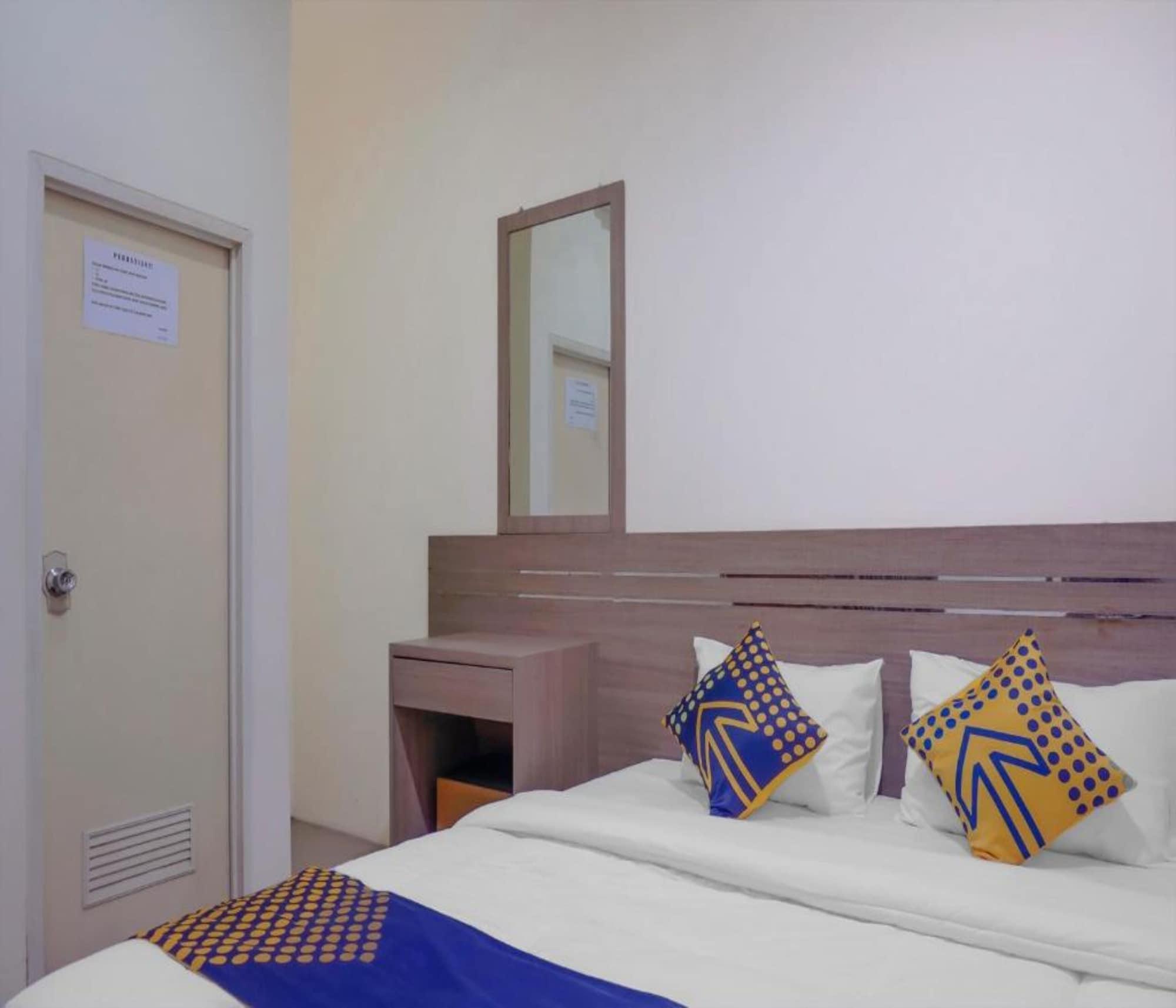 Oyo 2357 Syariah Grand Raudhah Hotel Джакарта Екстериор снимка