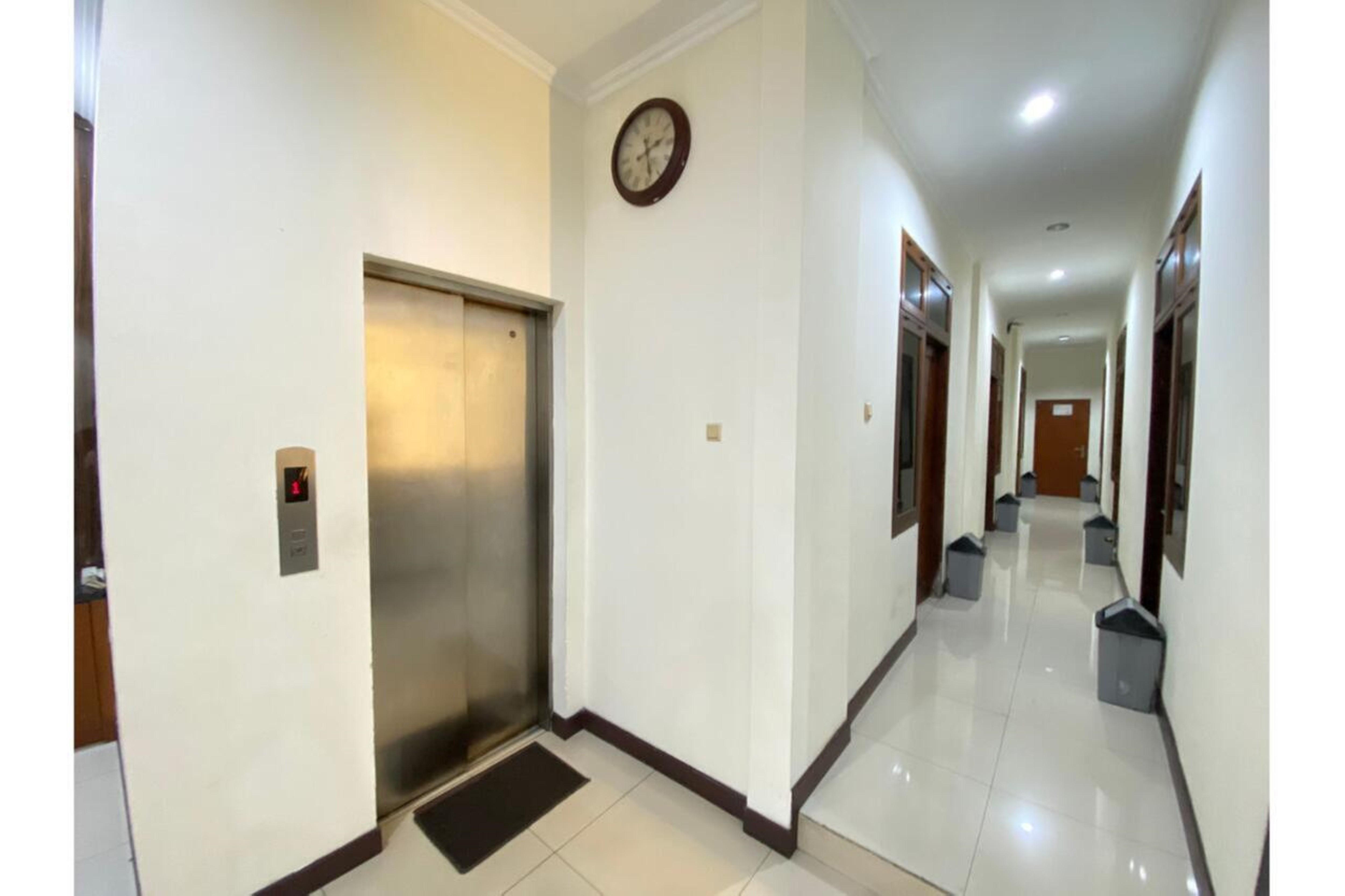 Oyo 2357 Syariah Grand Raudhah Hotel Джакарта Екстериор снимка