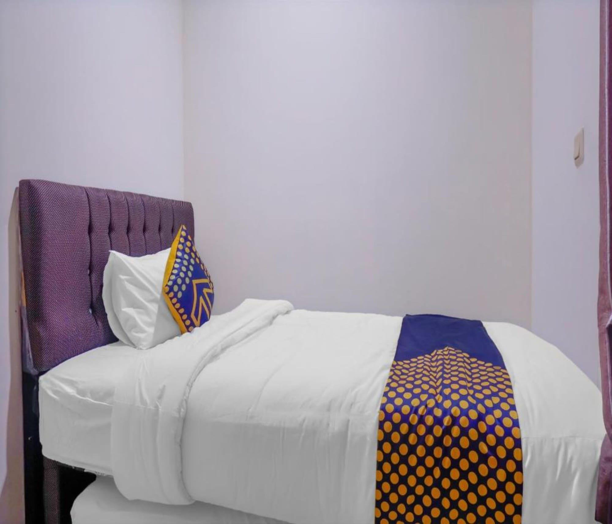 Oyo 2357 Syariah Grand Raudhah Hotel Джакарта Екстериор снимка