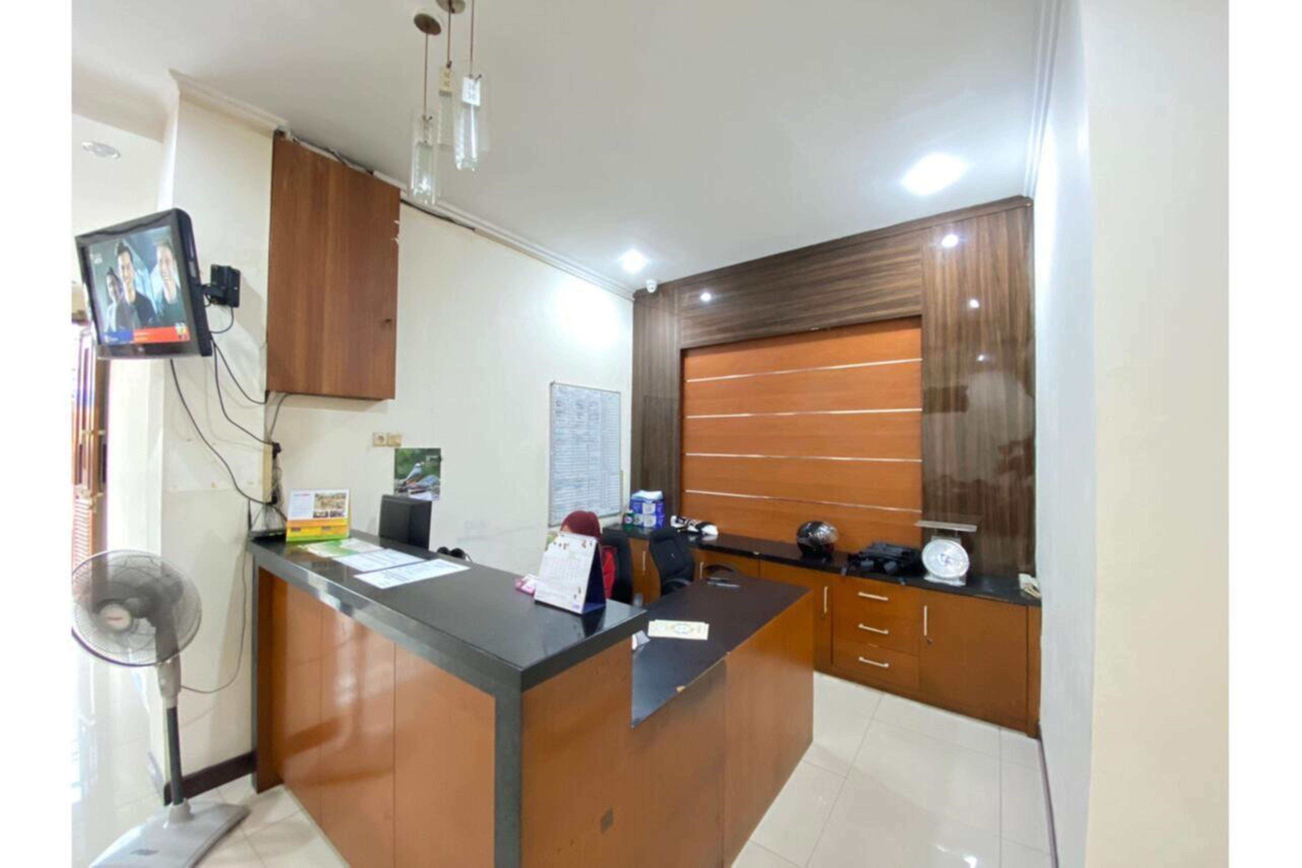 Oyo 2357 Syariah Grand Raudhah Hotel Джакарта Екстериор снимка
