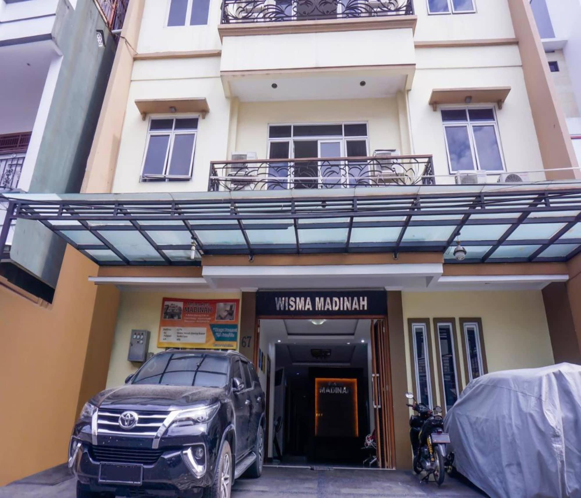 Oyo 2357 Syariah Grand Raudhah Hotel Джакарта Екстериор снимка