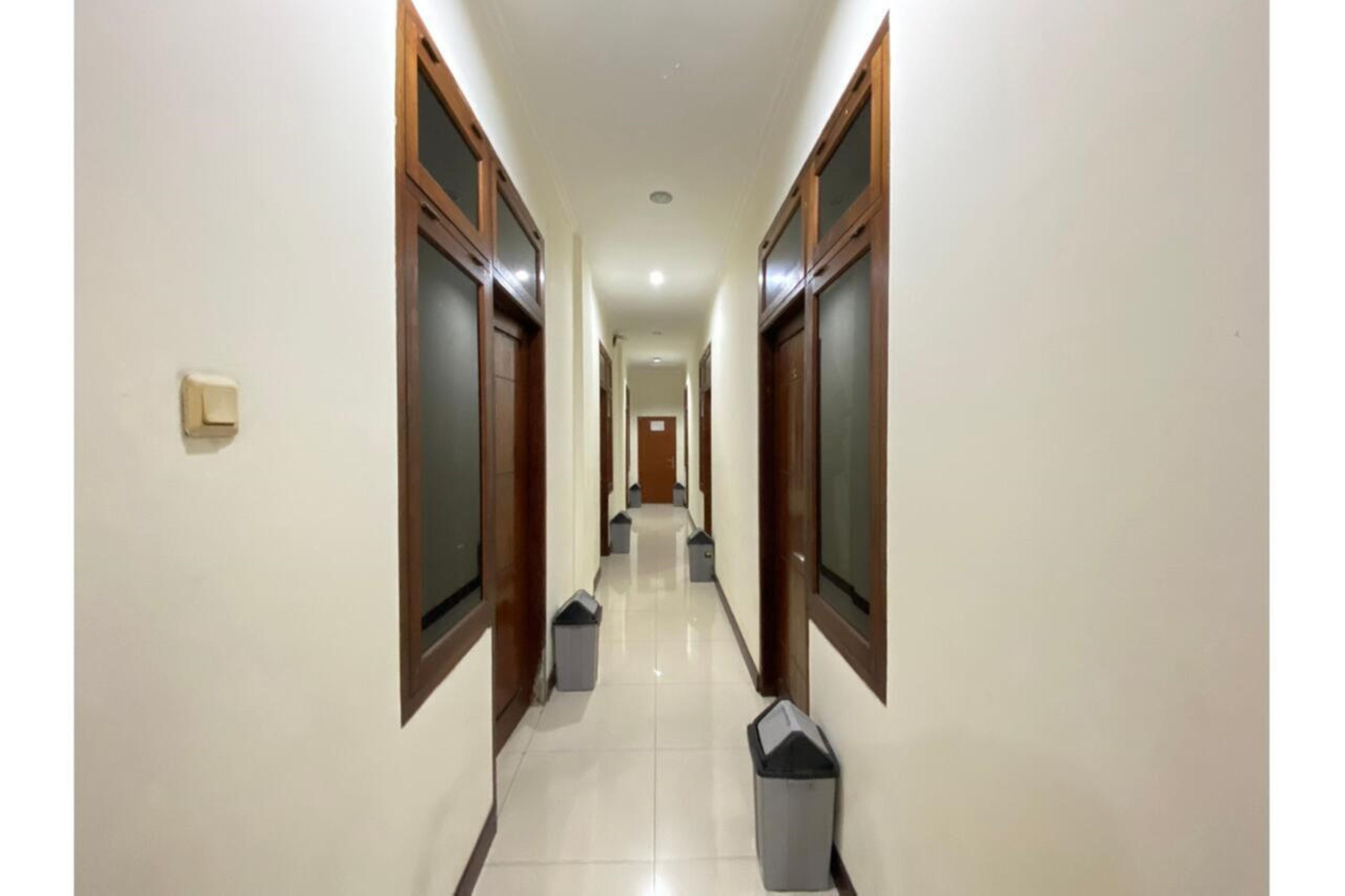 Oyo 2357 Syariah Grand Raudhah Hotel Джакарта Екстериор снимка