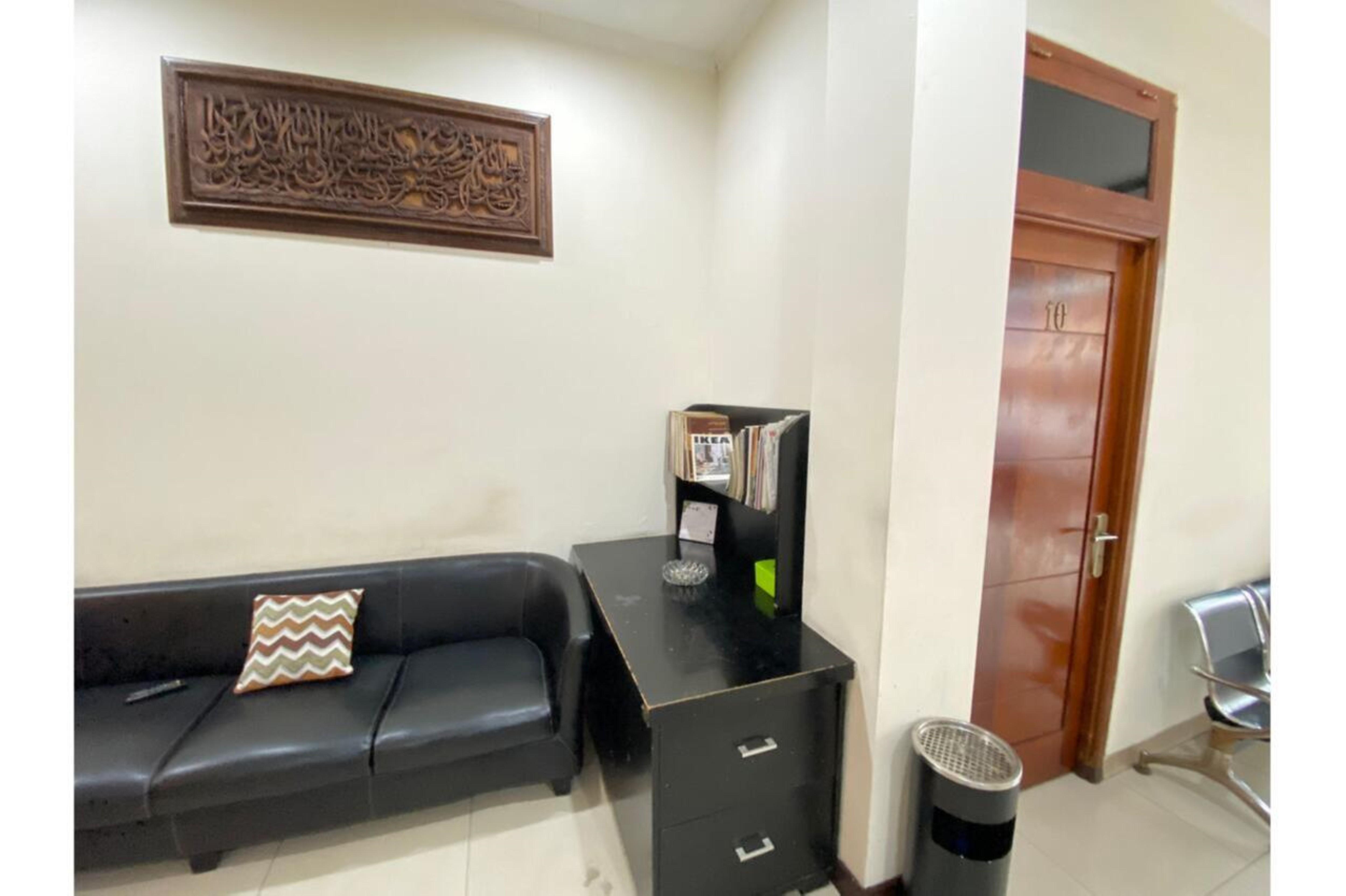 Oyo 2357 Syariah Grand Raudhah Hotel Джакарта Екстериор снимка