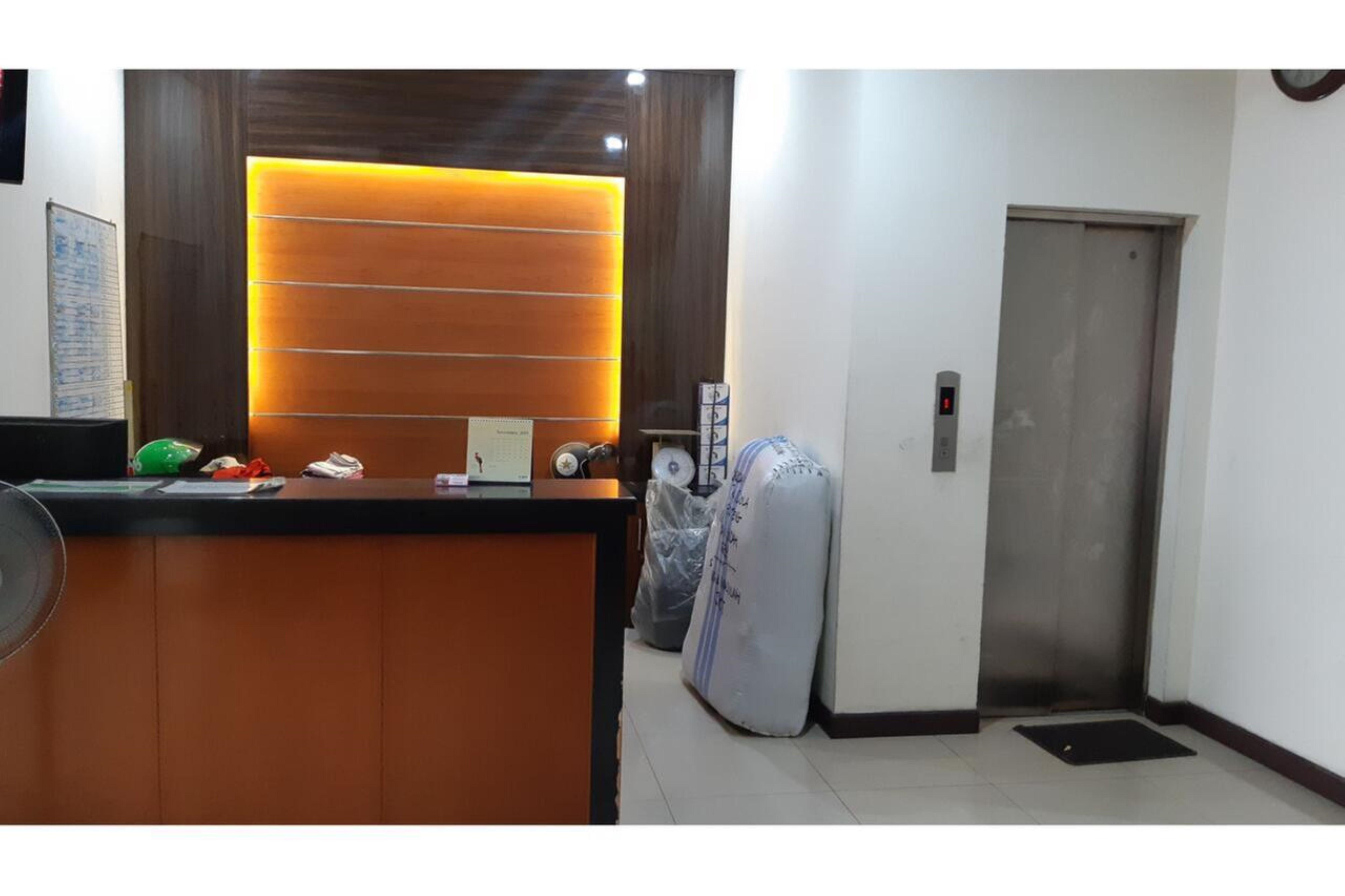 Oyo 2357 Syariah Grand Raudhah Hotel Джакарта Екстериор снимка