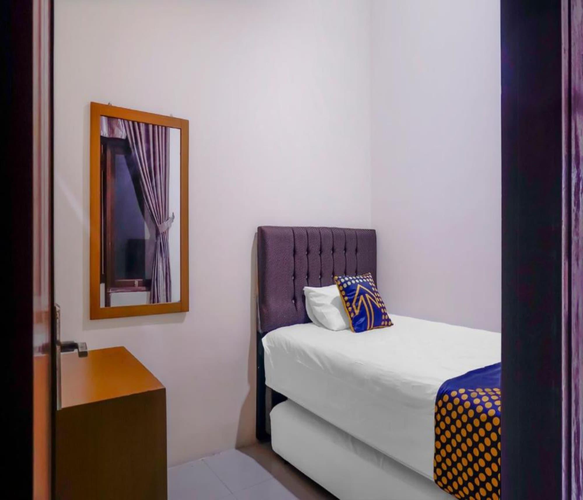 Oyo 2357 Syariah Grand Raudhah Hotel Джакарта Екстериор снимка