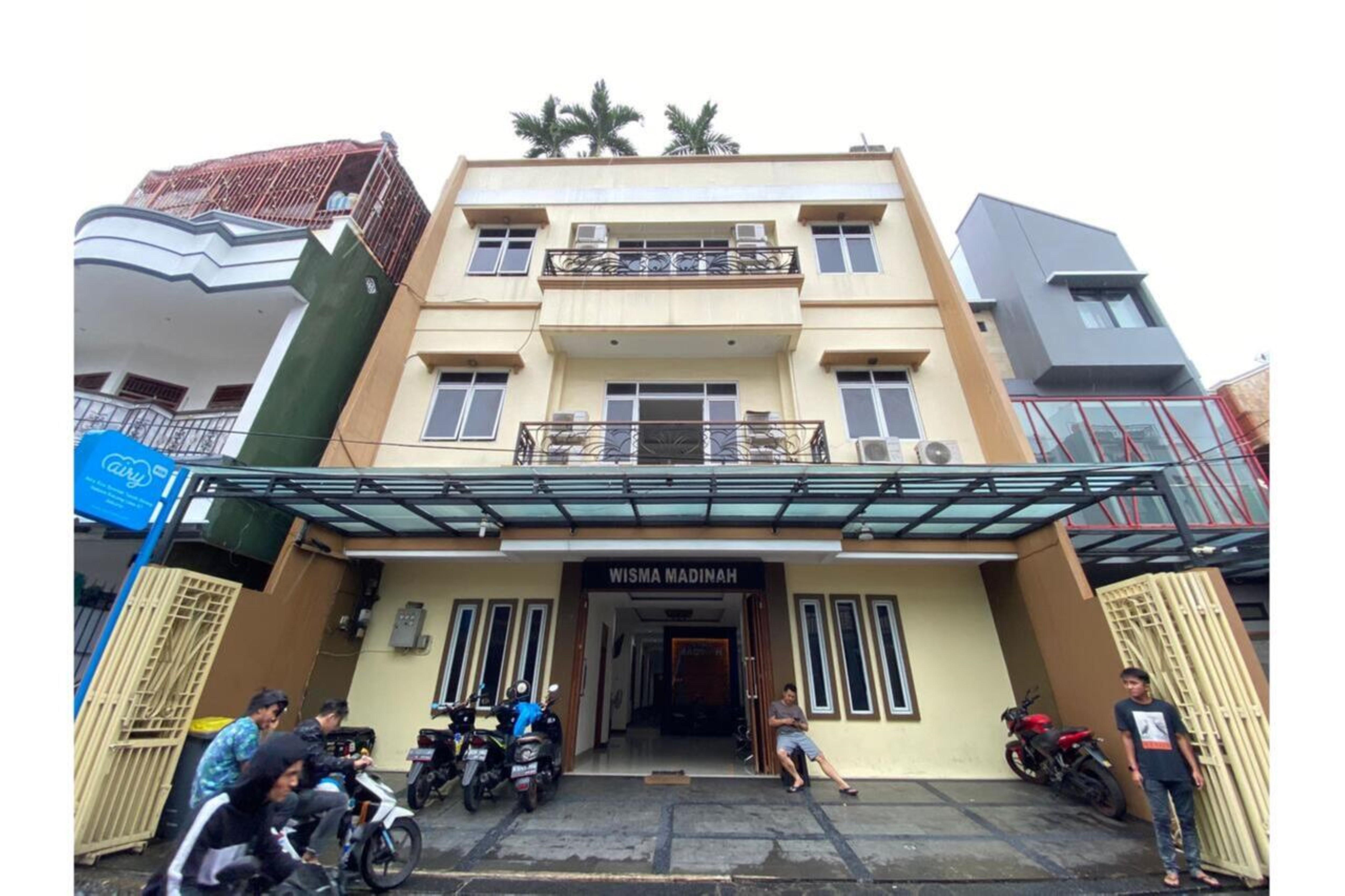 Oyo 2357 Syariah Grand Raudhah Hotel Джакарта Екстериор снимка