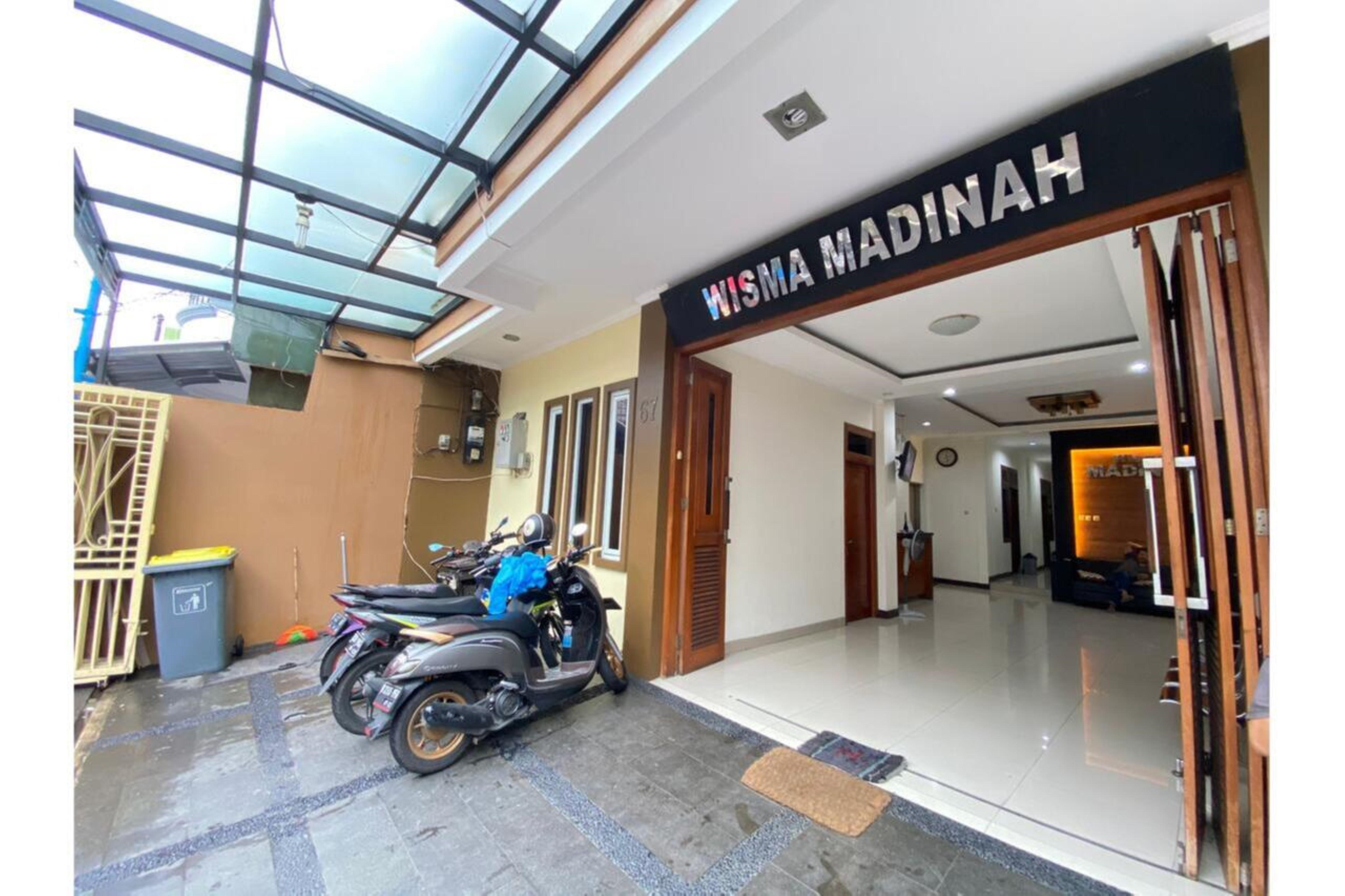 Oyo 2357 Syariah Grand Raudhah Hotel Джакарта Екстериор снимка