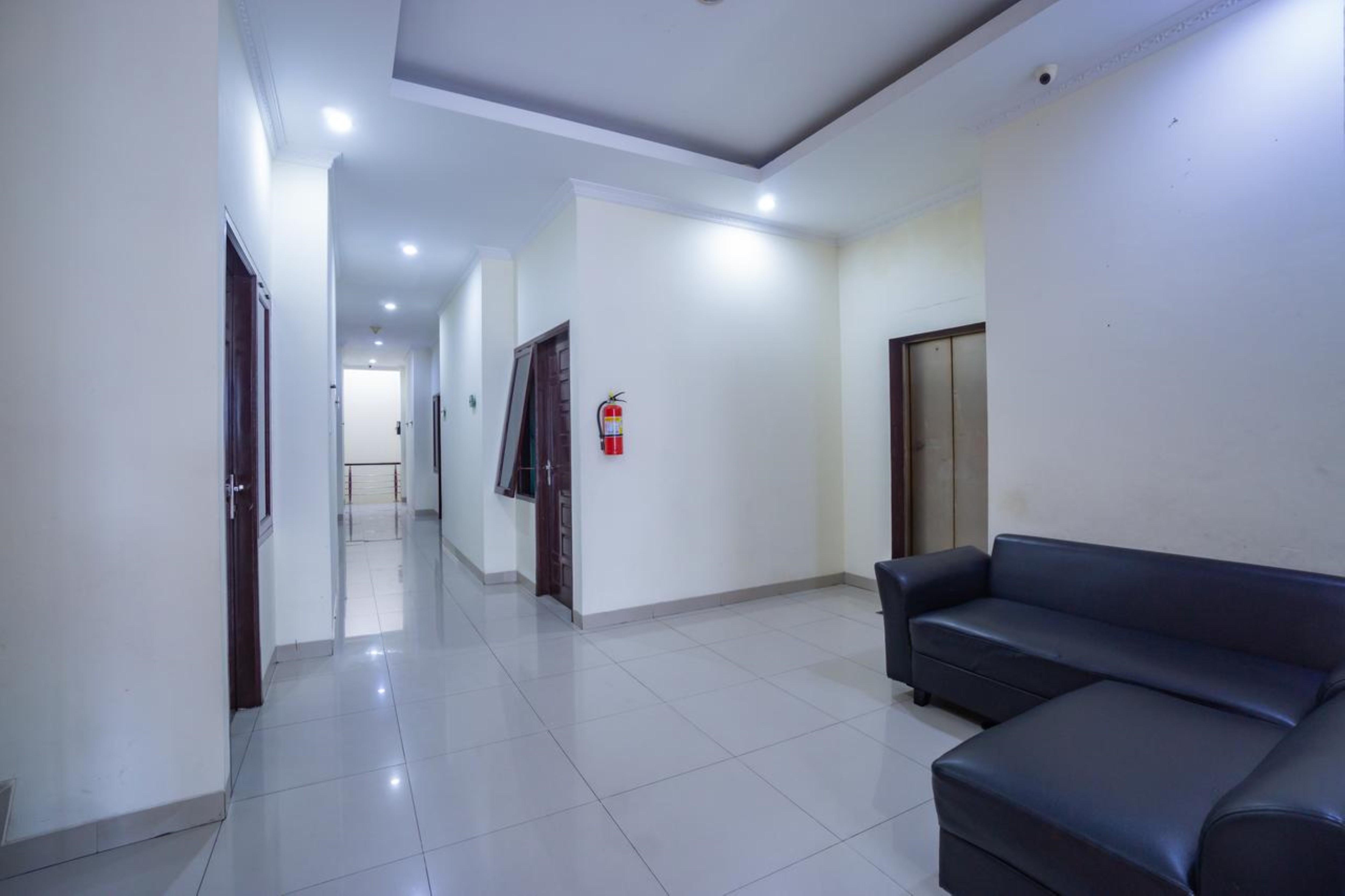 Oyo 2357 Syariah Grand Raudhah Hotel Джакарта Екстериор снимка