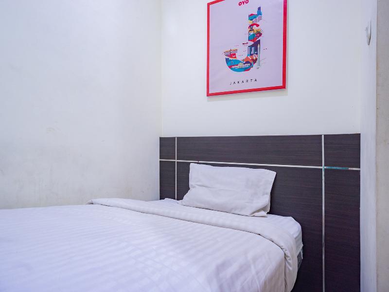 Oyo 2357 Syariah Grand Raudhah Hotel Джакарта Екстериор снимка
