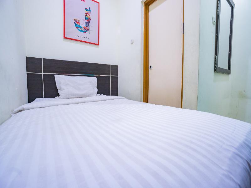 Oyo 2357 Syariah Grand Raudhah Hotel Джакарта Екстериор снимка