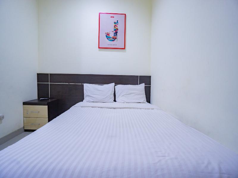 Oyo 2357 Syariah Grand Raudhah Hotel Джакарта Екстериор снимка